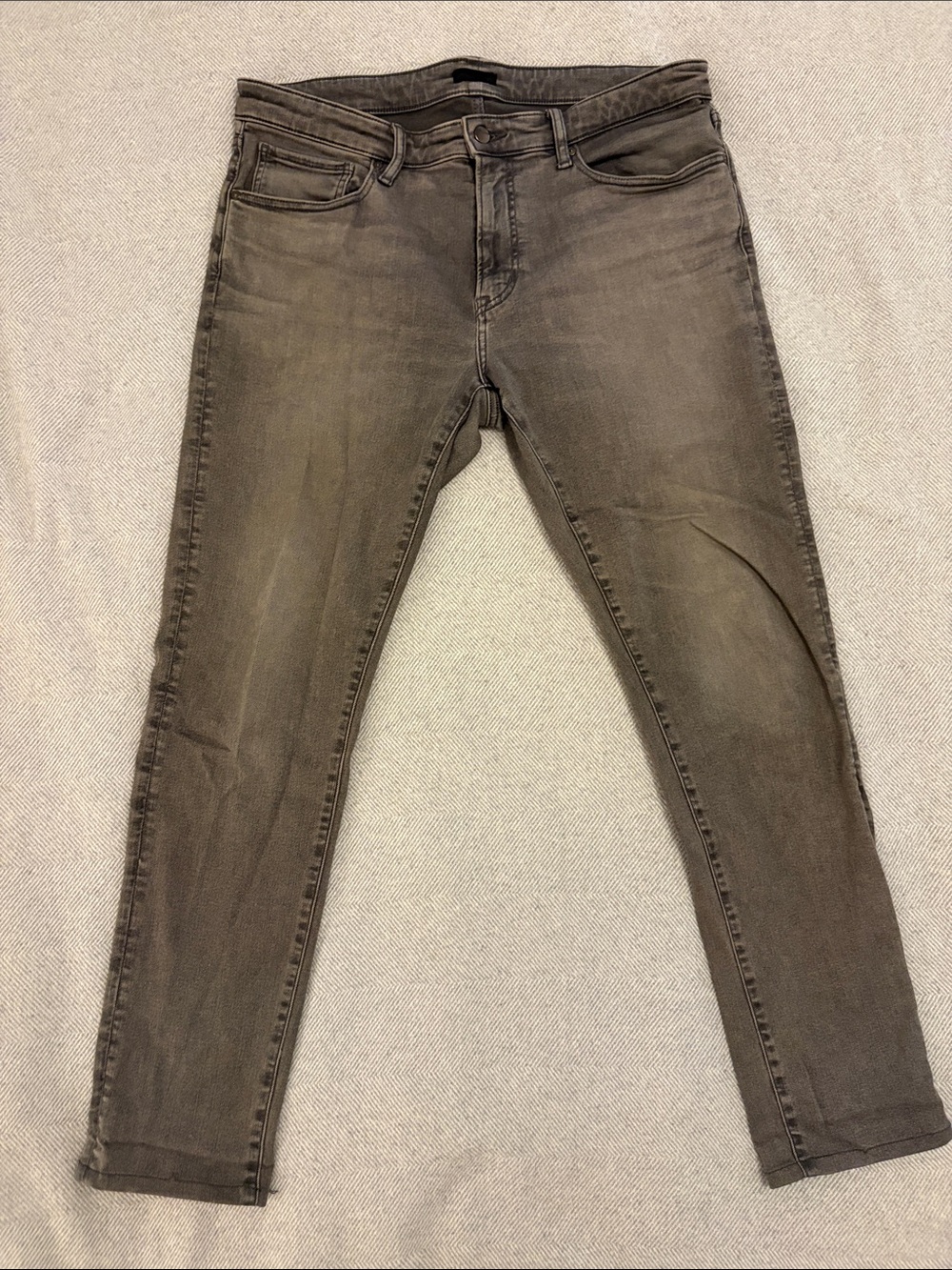 Uniqlo Men's Skinny Jeans in Washed Grey-Brown